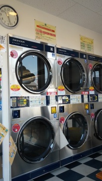 大型洗濯機２台、大型乾燥機６台完備！